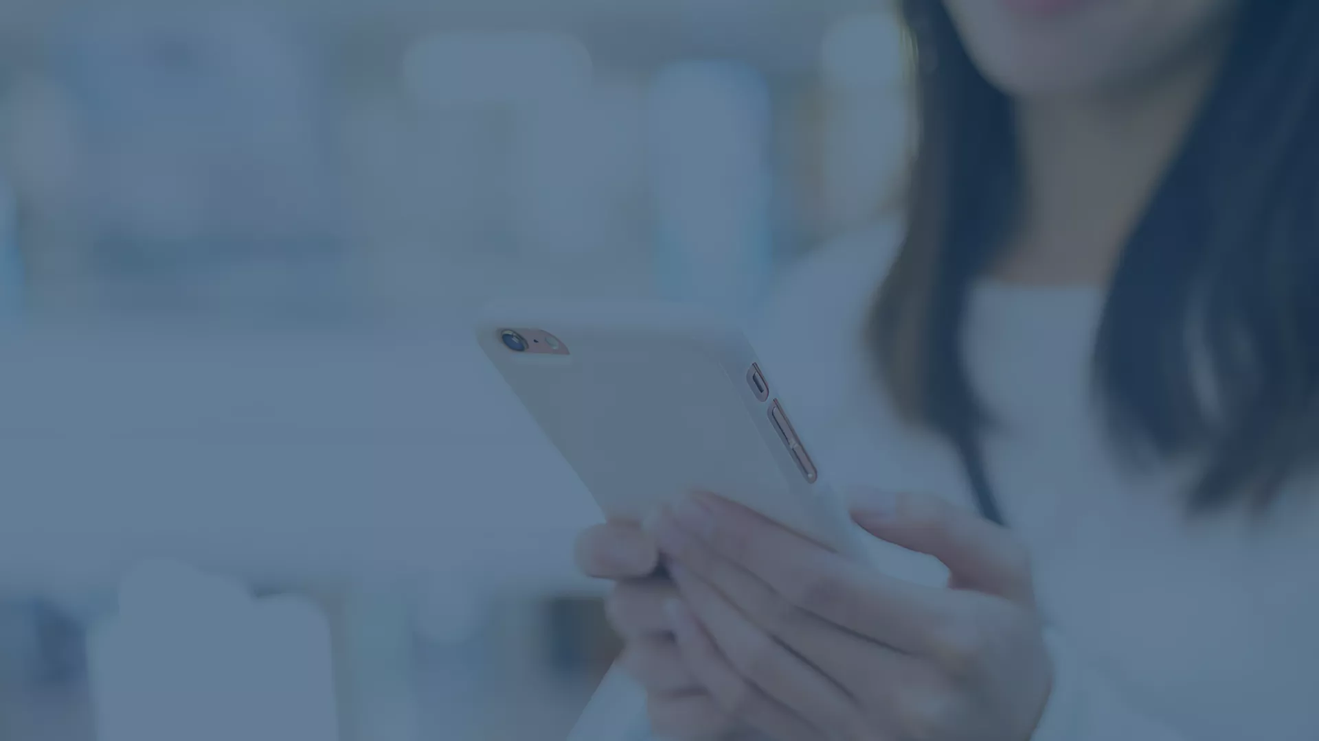 Eine Person hält ein Smartphone in der Hand, während sie auf dem Bildschirm navigiert. Das Bild repräsentiert das Konzept "Bring Your Own Device" (BYOD), welches es Mitarbeitern ermöglicht, ihre eigenen Geräte sicher in die Unternehmensinfrastruktur zu integrieren. Es betont die Benutzerfreundlichkeit, Flexibilität und die Herausforderungen in Bezug auf Sicherheit und Administration, die das BYOD-Modell in Unternehmen mit sich bringt. Ideal für Unternehmen, die sich für Mobile Device Management (MDM) und En