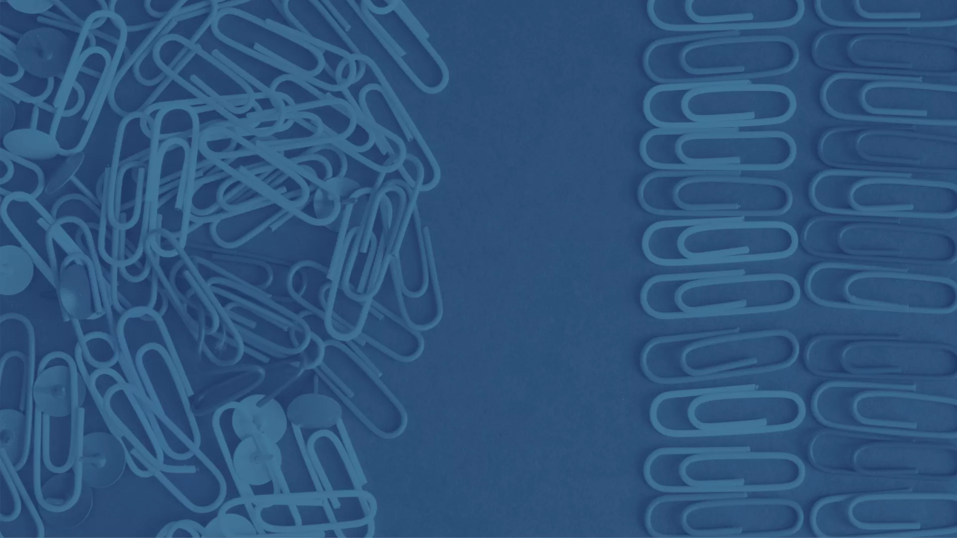 Ein Bild zeigt zwei Bereiche mit unterschiedlich organisierten Büroklammern: Links sind die Büroklammern unordentlich verstreut, während sie rechts sauber und strukturiert in Reihen angeordnet sind. Das Bild symbolisiert den Übergang von Chaos zu Ordnung, passend zu der Botschaft des Textes: "Ihre IT ist überlastet? Der IT-Support von audius hilft Ihnen nachhaltig Kosten zu senken.