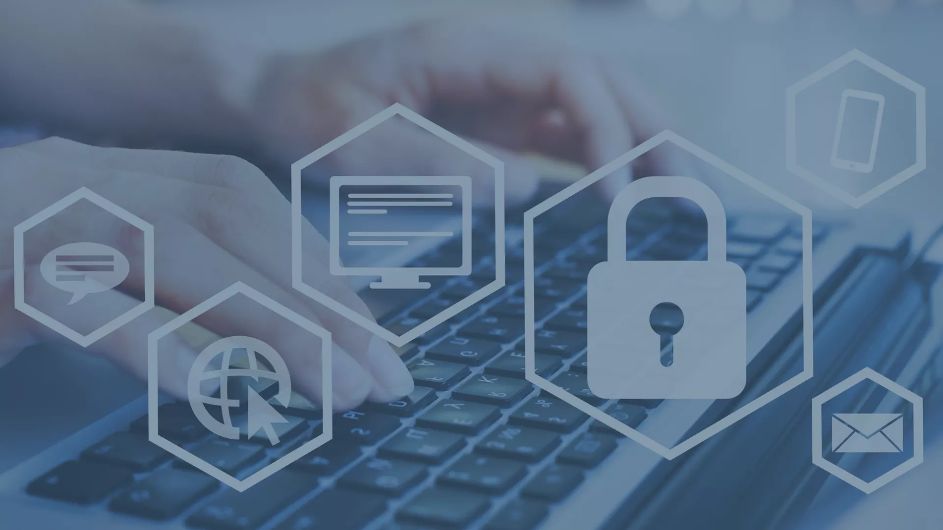 Darstellung eines digitalen Datenschutzkonzepts: Hände tippen auf einer Tastatur, während Symbole für Sicherheit, Kommunikation und Vernetzung sichtbar sind. Die Bildsprache verweist auf die Informationspflichten der DSGVO, die Transparenz, Zugänglichkeit und präzise Information im Umgang mit personenbezogenen Daten fordern. Das Schloss-Symbol betont die Wichtigkeit des Datenschutzes, während die Symbole für Chat, Computer und Globus auf die digitale Kommunikation und Verarbeitung von Daten hinweisen.