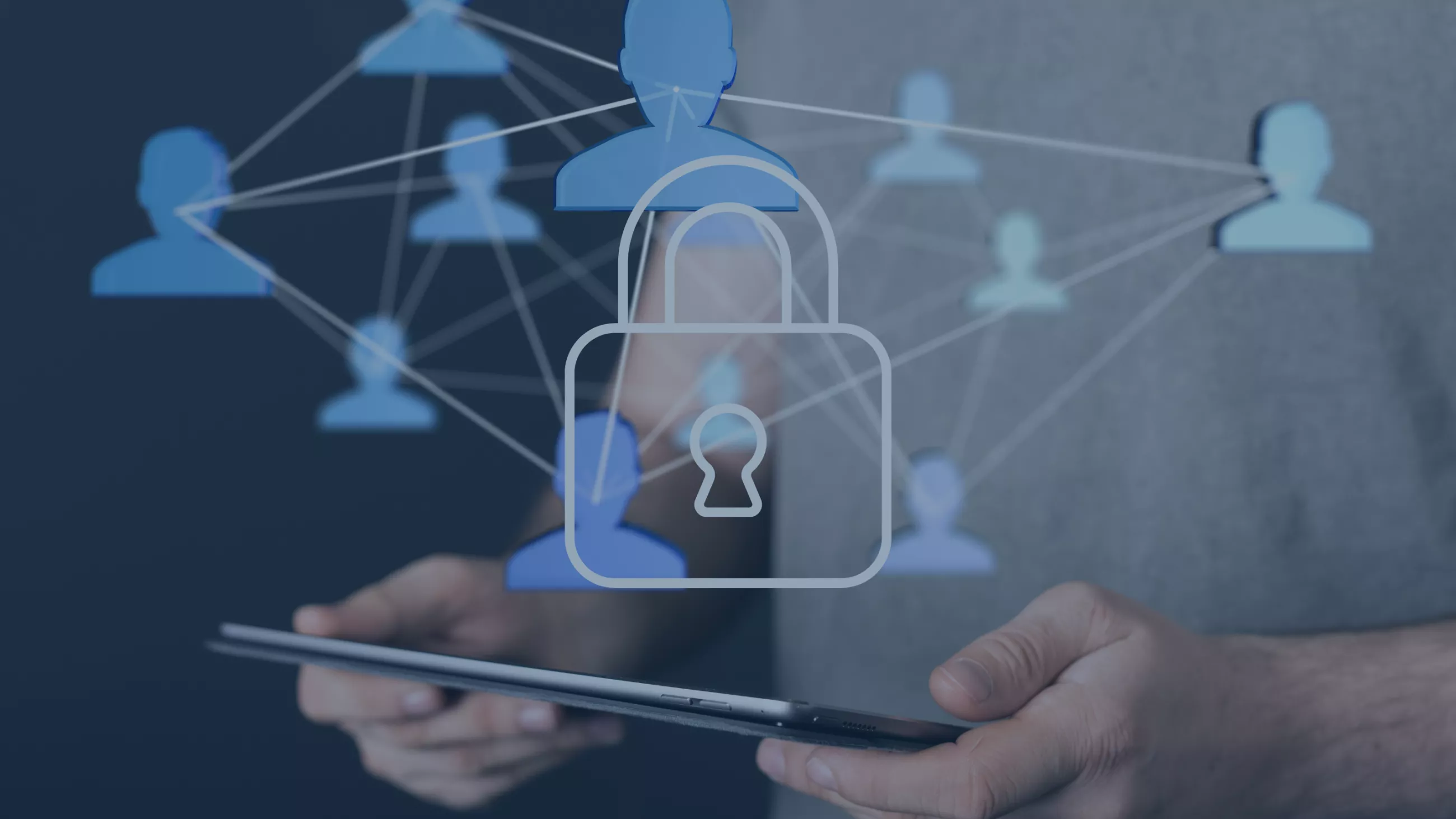 Ein Schreibtisch mit mehreren Geräten wie Laptop, Tablet und Smartphone, auf denen Symbole für IT-Sicherheit und Datenschutz zu sehen sind. Personen arbeiten an Dokumenten und Kalkulationen, während ein digitales Schloss-Symbol im Hintergrund die Bedeutung moderner Sicherheitskonzepte wie Zero Trust betont.