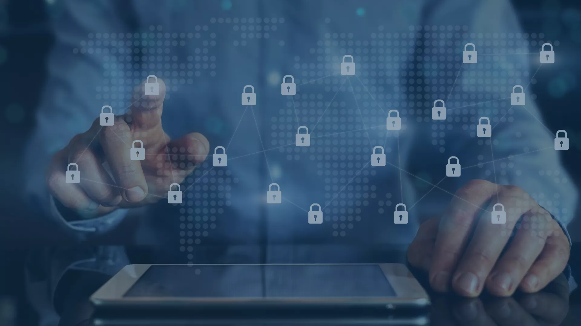 Ein Geschäftsmann interagiert mit einem digitalen Tablet. Über dem Bild liegt eine transparente Ebene mit einem Netzwerk aus verbundenen Vorhängeschlössern, die für Zero Trust Network Access (ZTNA) stehen. Die Visualisierung symbolisiert den sicheren, standortunabhängigen Zugriff auf Unternehmensressourcen durch granulare Sicherheitsrichtlinien, wie sie mit Jamf Connect ZTNA umgesetzt werden.
