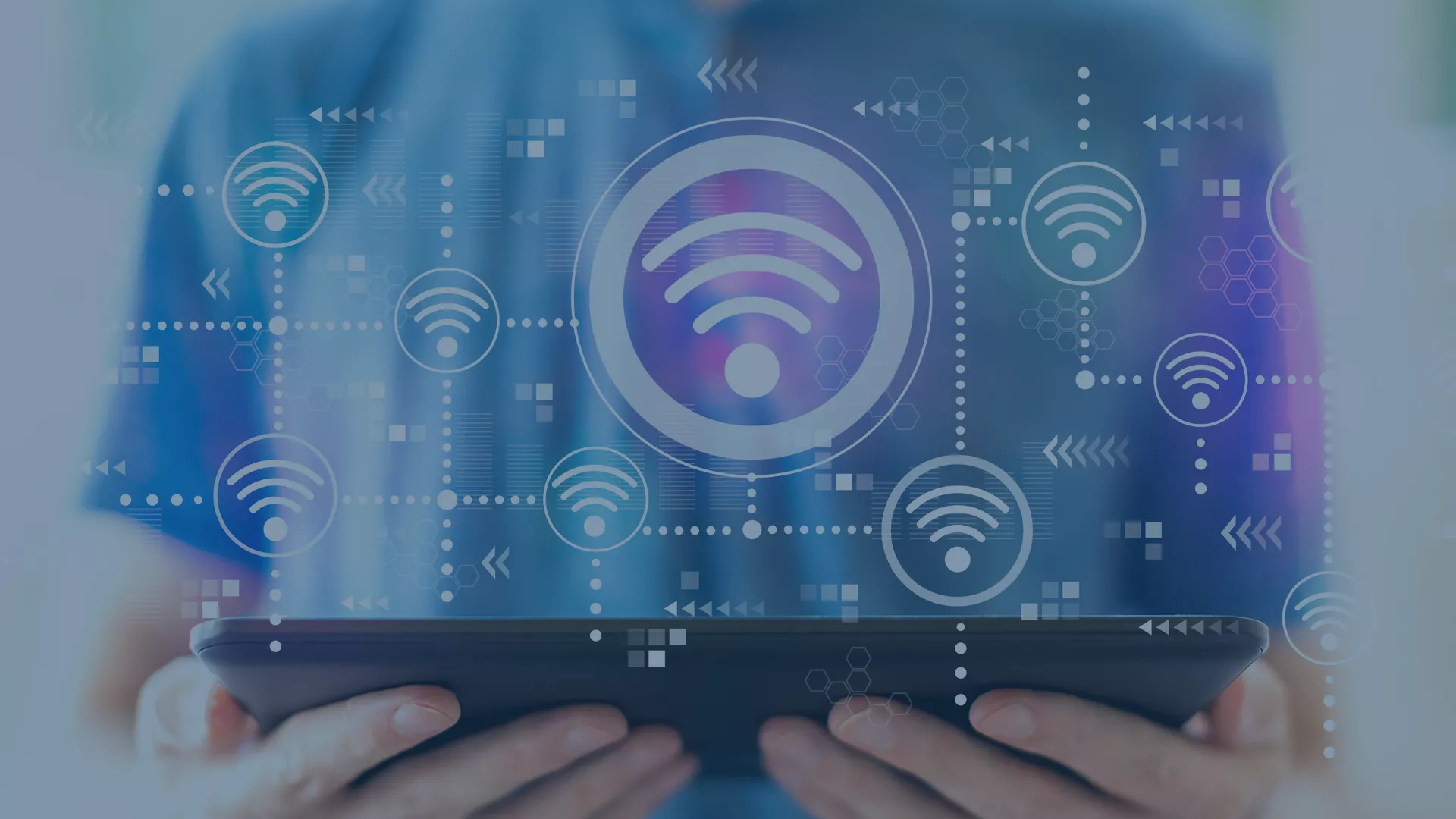 Symbolische Darstellung einer WLAN-Ausleuchtung: Eine Person hält ein Tablet, überlagert von digitalen WLAN-Symbolen und Verbindungslinien – sinnbildlich für die Planung, Messung und Herausforderungen moderner drahtloser Netzwerke.