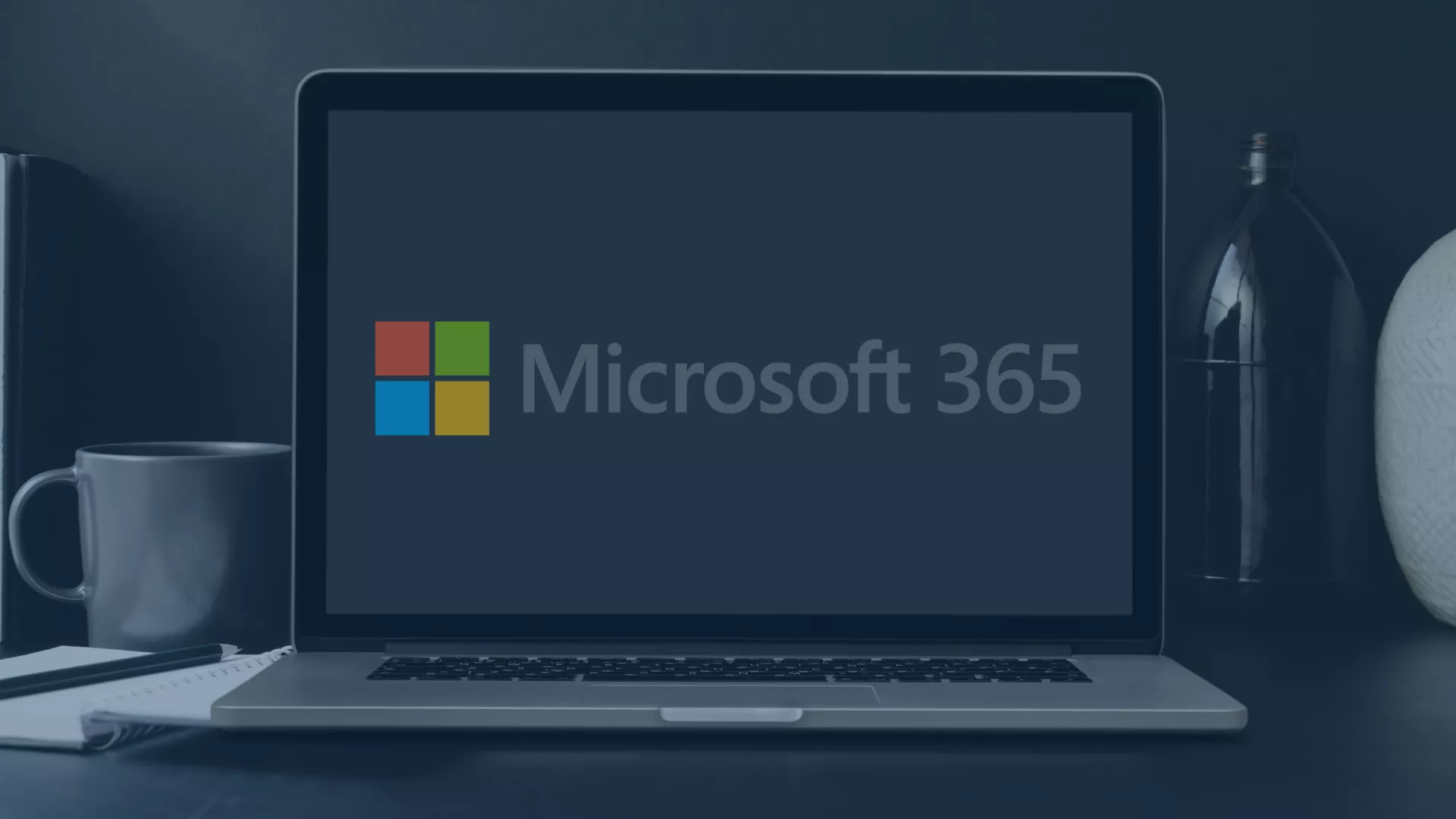 Laptop mit Microsoft 365 Logo auf dem Bildschirm. Symbolbild für moderne Lizenzierungsstrategien: Unternehmen stehen vor der Herausforderung, passende Microsoft 365 Lizenzmodelle auszuwählen, um Mitarbeitende effizient, sicher und flexibel auszustatten.