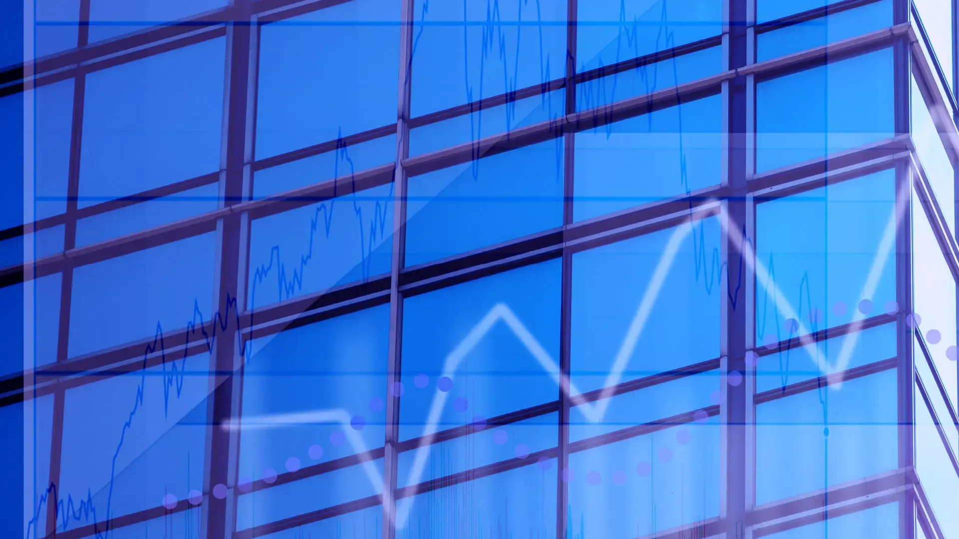 Schemenhafte Aktien- und Finanzdiagramme liegen als transparente Ebenen über der Glasfassade eines modernen Bürogebäudes.