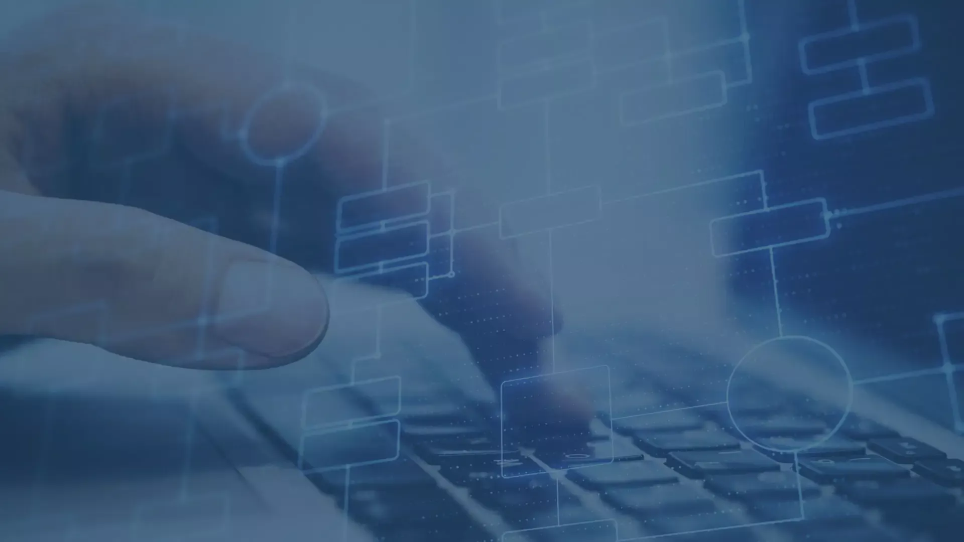 Hand bedient Laptop mit Overlay eines Datenflusses. Visualisierung der effizienten Prozesse des audius DATEV Buchungsassistenten für Dynamics.