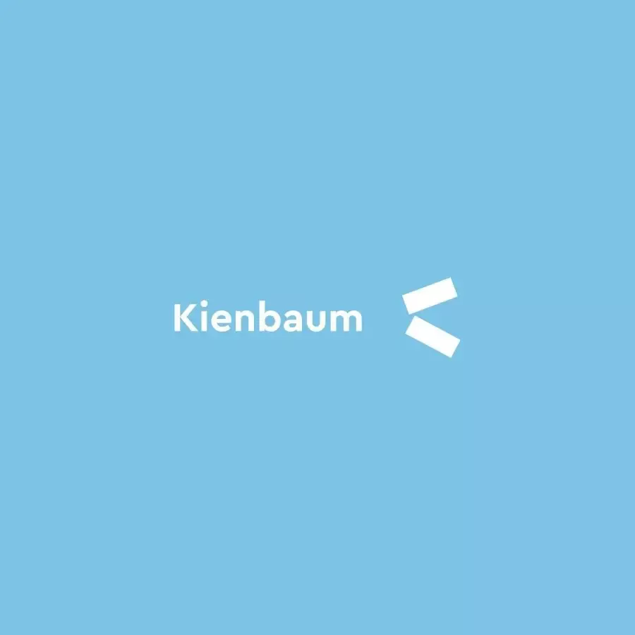 Logo von Kienbaum auf hellblauem Hintergrund.