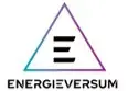 Ein violett-türkis verlaufendes Dreieck mit einem schwarzen E-Symbol in der Mitte, darunter der Schriftzug ENERGIEVERSUM
