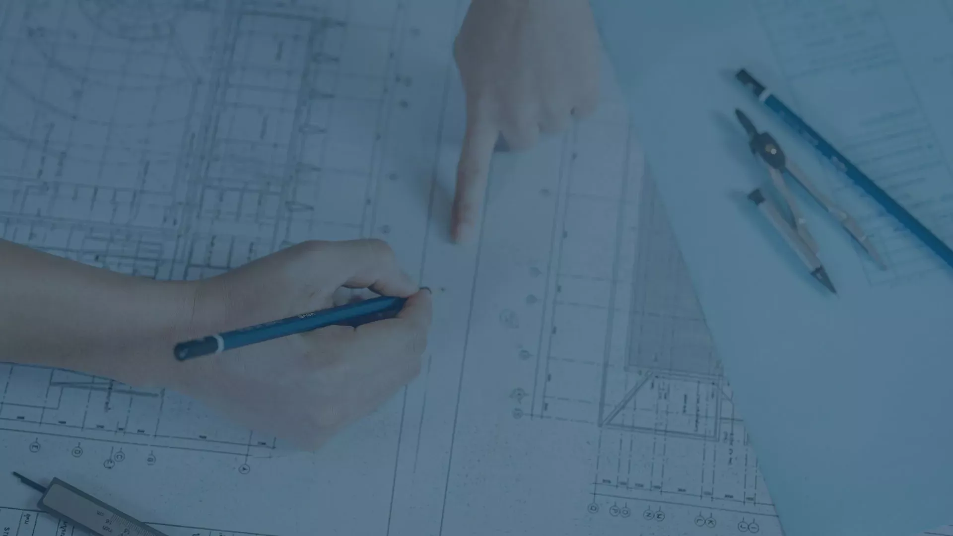 Ingenieure planen technische Infrastruktur anhand von Bauplänen – strukturierte Analyse und präzise Planung von IT- und Sicherheitskonzepten.