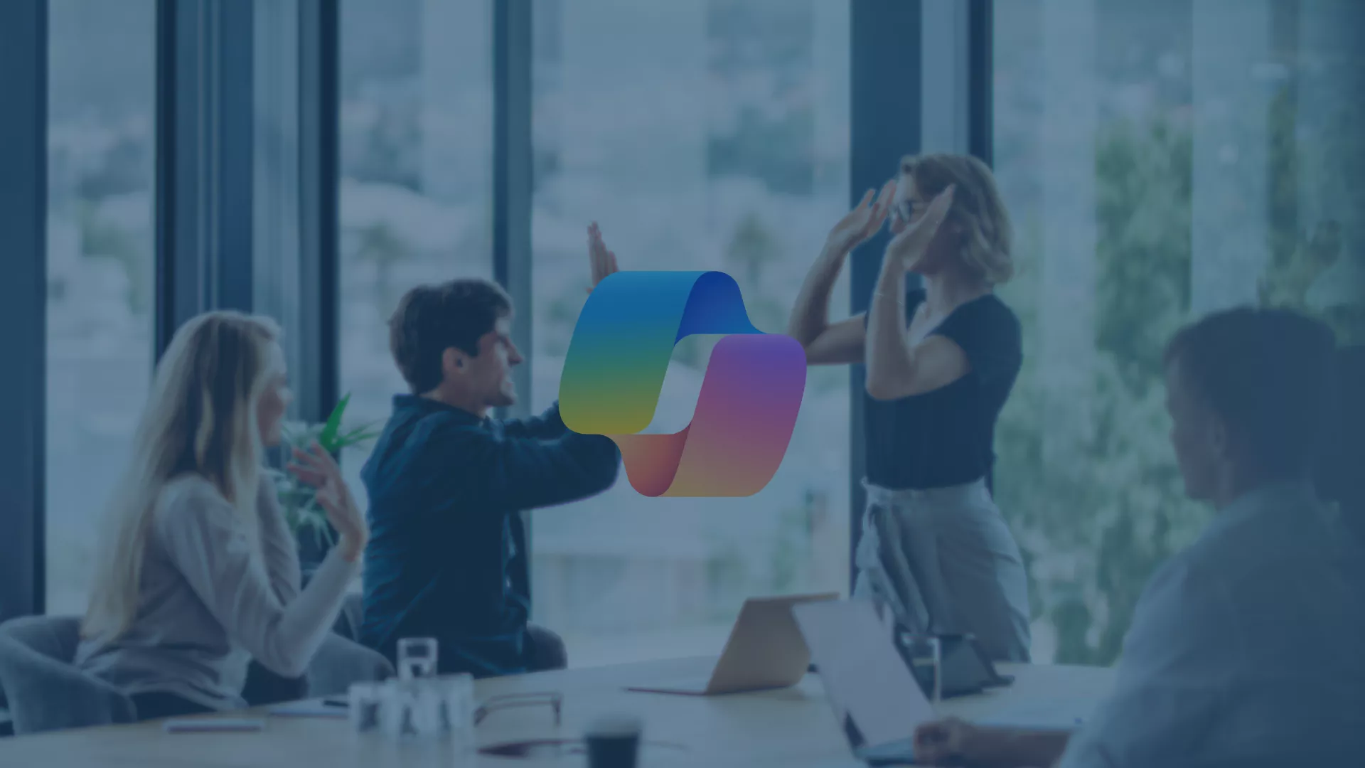 Erfolgreiche Teamzusammenarbeit im modernen Büro: Ein Team nutzt Microsoft 365 Copilot als KI-gestützten Produktivitätshebel im Arbeitsalltag. Copilot optimiert Prozesse wie E-Mail-Management, Meetings, Dokumentenerstellung, Datenanalysen und Präsentationen in Outlook, Teams, Word, Excel und PowerPoint. Durch strukturierte Daten, klare Governance und Best Practices im Change Management wird die KI-Lösung sicher und effizient eingeführt – für mehr Wettbewerbsfähigkeit und weniger repetitive Aufgaben.